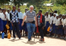 2016.03.16 Theo Kelz öbergabe Godfreys in der Missionsstation Mitundu Tansania